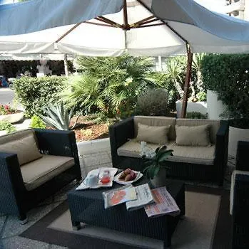 Hotel Regina Fronte Mare Rimini 3*,